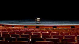 Blick auf leere Theaterbühne mit Stuhl