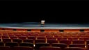 Blick auf leere Theaterbühne mit Stuhl