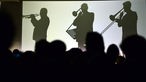 Silhouetten von spielenden Orchestermusikern