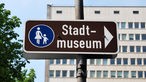 Hinweisschild zum Stadtmuseum Düsseldorf