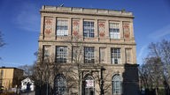 Über der Kunstakademie Düsseldorf ist der Himmel am 08.02.2023 strahlend blau.