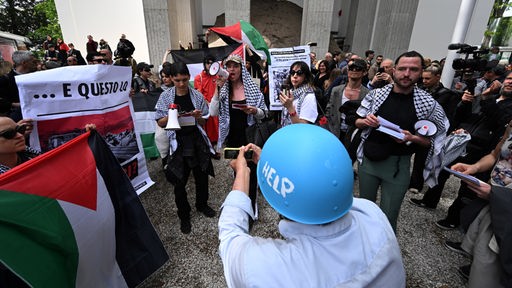 : Demonstranten mit palästinensischen Fahnen protestieren beim Pre-Opening im Giardini auf dem Gelände der Kunstbiennale. 
