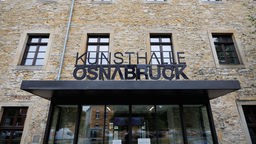 Gebäude von Außen mit zwei Fenstern und dem Schriftzug: Kunsthalle Osnabrück