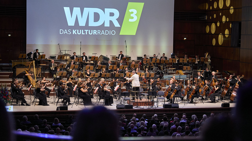 Bielefelder Philharmoniker spielen auf der Bühne.