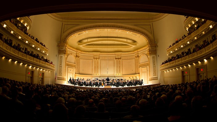 Bühne der Carnegie Hall aus der letzten Reihe fotografiert