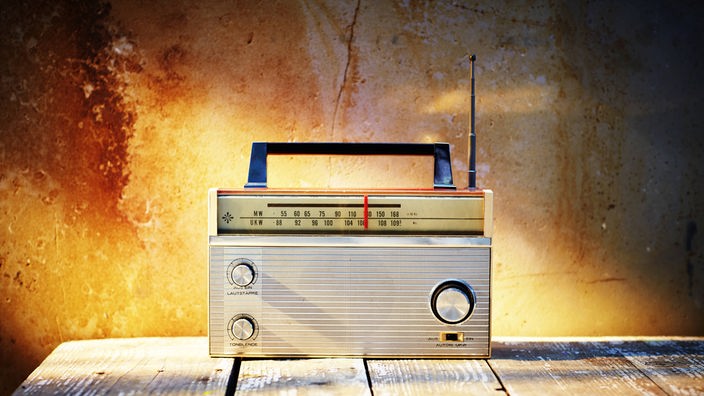 Ein altes Radio auf einem roh gezimmerten Tisch