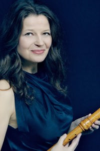Porträt: Dorothee Oberlinger mit einer ihrer Flöten