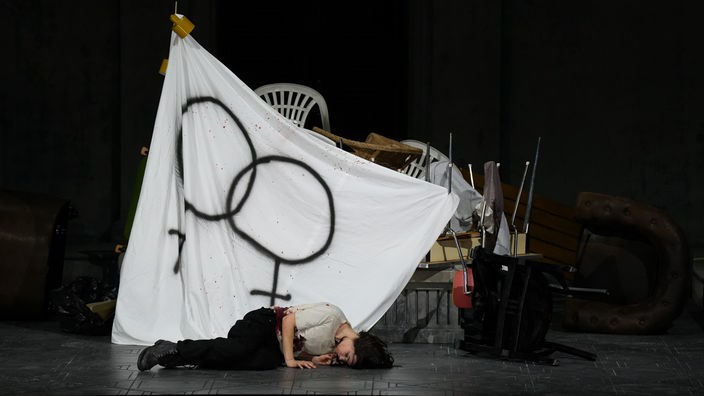 Die (sic!) sterbende Tancredi (Anna Goryachova) in Rossinis Oper bei den Bregenzer Festspielen 2024