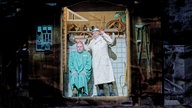 Johan Reuter (Wozzeck) und Falk Struckmann (Doktor) in: Alban Berg "Wozzeck" an der Opéra national de Paris