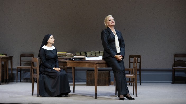 Asmik Grigorian (Suor Angelica), Karita Mattila (La Zia Principessa), in: „Il trittico – Suor Angelica“ bei den Salzburger Festspielen