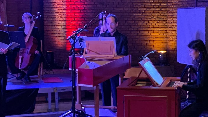 Elam Rotem singt und spielt das Cembalo in „Joseph und seine Brüder“