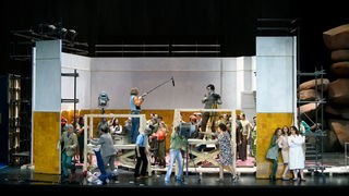 Szene aus dem 3. Akt von Verdis „Falstaff“ bei den Salzburger Festspielen 2023