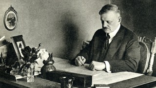 Der finnische Komponist Jean Sibelius 1915 in seinem Arbeitszimmer