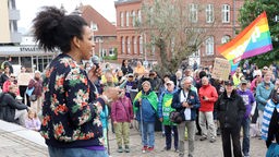 Riehl spricht am 02.06.2024 vor dem Rathaus in Westerland bei einer Kundgebung gegen Rassismus zu den Teilnehmern. 