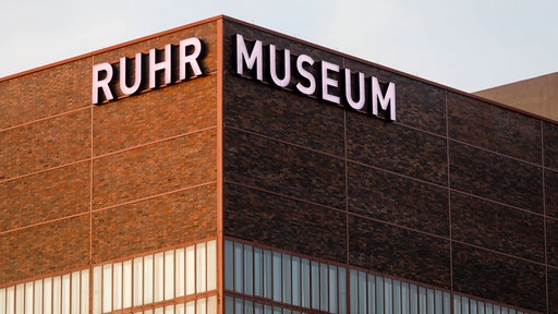 06.01.2020, Essen, Ruhrgebiet, Nordrhein-Westfalen, Deutschland - Ruhr Museum auf der Zeche Zollverein, UNESCO Welterbe Zollverein, leuchtender Schriftzug auf der Fassade in der Abendsonne.