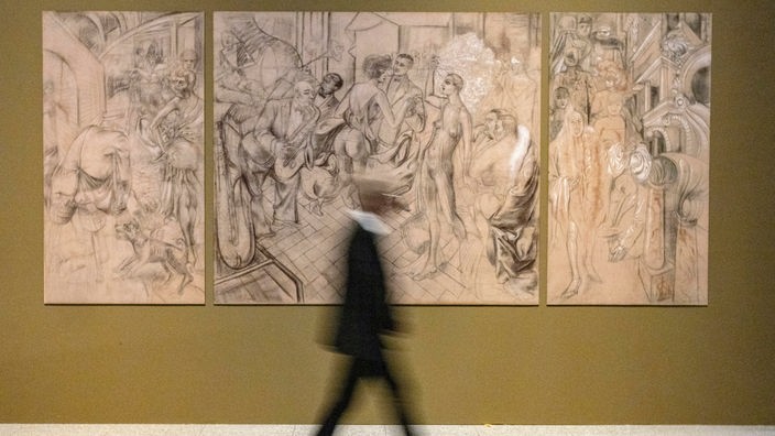 Die Bundeskunsthalle in Bonn zeigt ab 01.April 2023 eine Ausstellung über die 1920er Jahre, Frau geht vor einem Wandgemälde entlang.