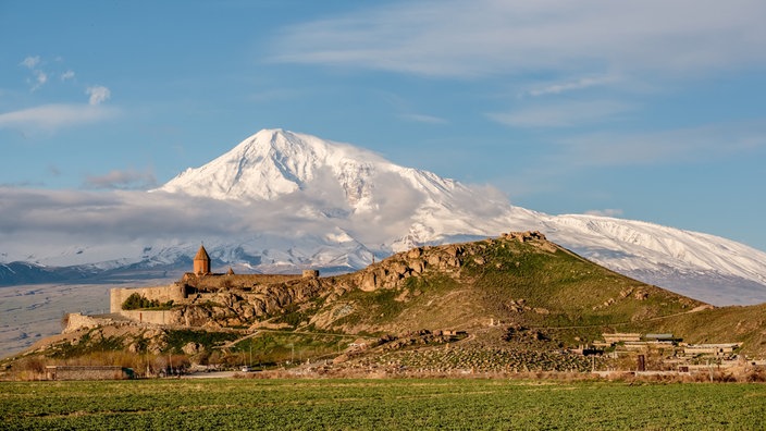 Das Kloster Khor Virap vor dem Ararat liegt in der Nähe der neu entdeckten Kirche und bewahrt die Erinnerung an die Bekehrung des armenischen Königs zum Christentum.