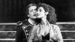 Jose Carreras als Don Jose und Agnes Baltsa in der Titelrolle der Oper Carmen von Bizet.