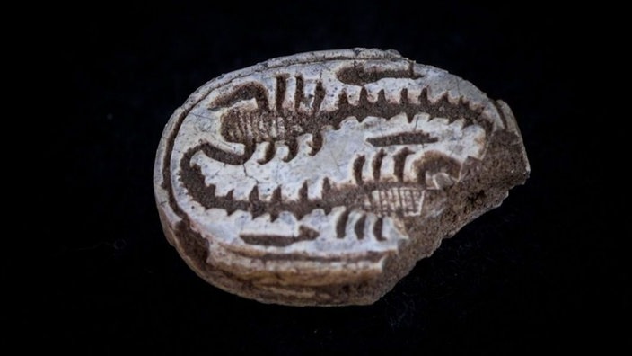 28.11.2024, Israel, Hod Hascharon: Rund 3500 Jahre altes Skarabäus-Amulett, das eine Jugendliche in Israel gefunden hat. Eine Jugendliche hat in Israel bei einem Ausflug ein etwa 3500 Jahre altes ägyptisches Amulett gefunden.