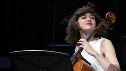 Die Cellistin Anastasia Kobekina bei einem Konzert auf der Bühne.