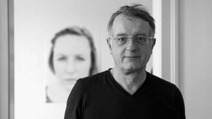 Schwarz-weiß Porträt des Fotografen Andreas Herzau, Aufnahme aus dem Jahr 2016.