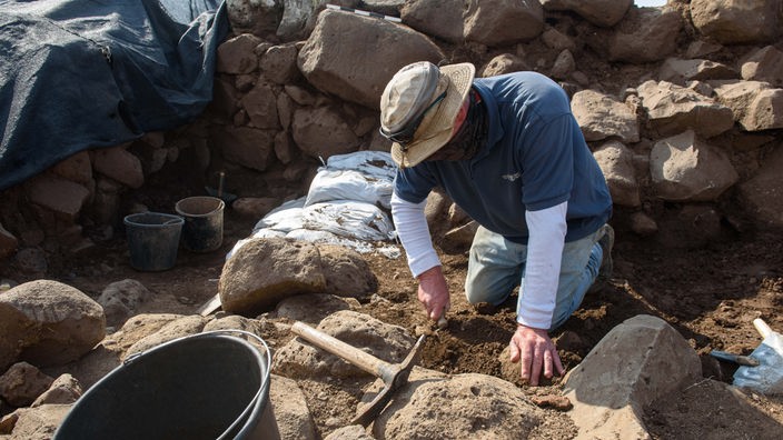 Ein Archäologe arbeitet bei einer Ausgrabung in Israel, Aufnahme aus dem Jahr 2020.