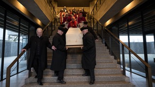 Der Schrein des ehemaligen Berliner Domprobstes Bernhard Lichtenberg wird aus der Gedenkkirche Maria Regina Martyrum getragen, um ihn wieder an seine ursprüngliche Grabstätte in der Sankt Hedwigs-Kathedrale zu bringen.