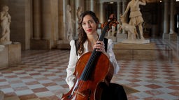 Die Cellistin Camille Thomas mit Cello.