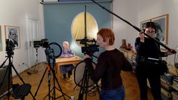 Die Regisseurin Claudia Richarz und die Filmemacherin Helke Sander am Set der Dokumentation "Aufräumen".