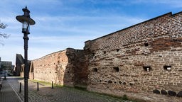 Historische Stadtmauer am Innenhafen Duisburg, Duisburg, Nordrhein-Westfalen.