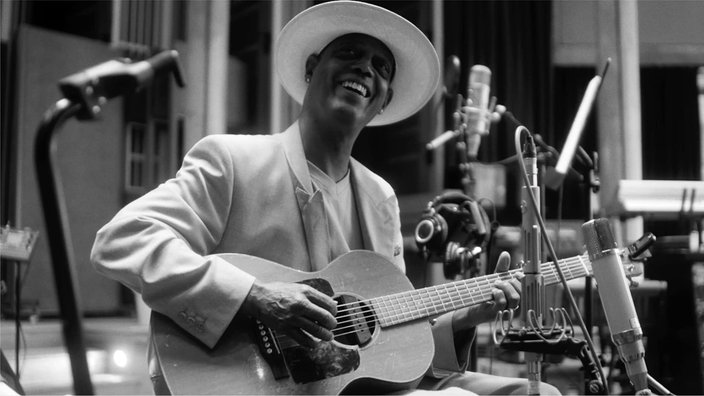 Schwarz-Weiß-Porträt des amerikanischen Singer-Songwriters Eric Bibb.