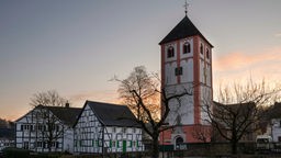 Gemeinde Odenthal, Kirchturm und Fachwerkhäuser.