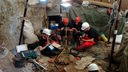 Forscher arbeiten auf dem Vorplatz der Blätterhöhle in Hagen, bei Ausgrabungen haben Archäologen hier menschliche Überreste aus der späten Altsteinzeit entdeckt.