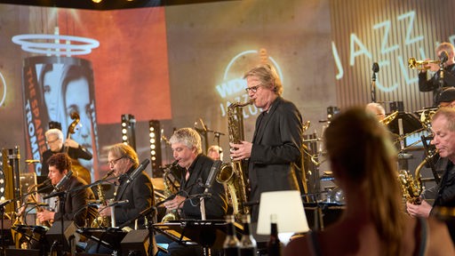 Nahaufnahme der WDR Big Band, Musiker spielen Blasinstrumente.