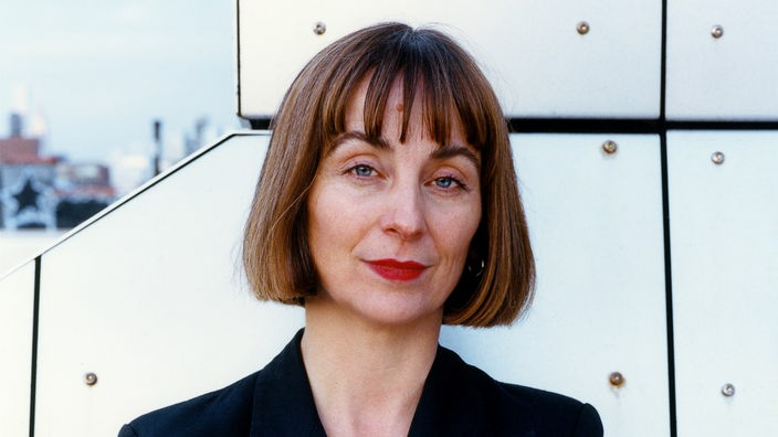 Porträt der Kuratorin und Kulturwissenschaftlerin Jenny Schlenzka.