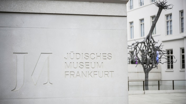 Außenwand des Erweiterungsbaus trägt den Schriftzug "Jüdisches Museum Frankfurt". 