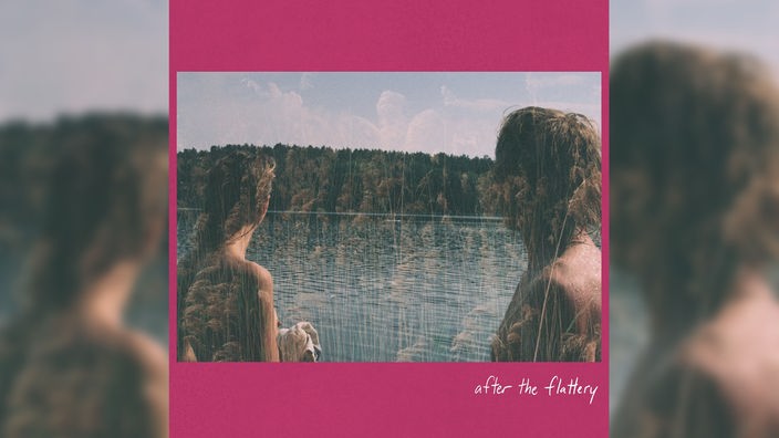 Album-Cover "After the Flattery", eine Frau und ein Mann blicken auf einen See, im Hintergrund eine Baumlandschaft.