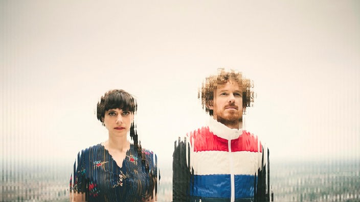 Musik-Duo "Kliffs": Mark Bérubé und Kristina Koropecki stehen nebeneinander, Verzerrung durch bewusst verpixeltes Foto.