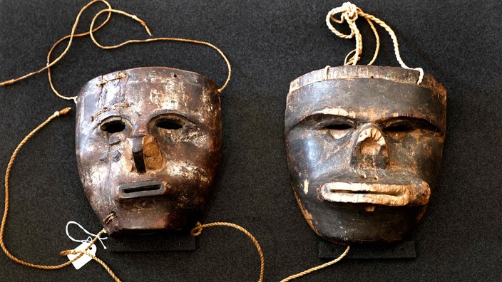 Zwei Masken der indigenen Gemeinschaft der Kogi aus der Sierra Nevada de Santa Marta in Kolumbien aus dem Bestand des Ethnologischen Museums der Staatlichen Museen zu Berlin liegen vor Beginn der Übergabezeremonie in einem Saal im Schloss Bellevue.