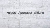 Der Schriftzug "Konrad-Adenauer-Stiftung" an der Hauswand der Stiftung in Berlin.