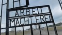 Schriftzug "Arbeit macht frei" im Eingangsgebäude zum Häftlingslager "Turm A", Gedenkstätte und Museum Konzentrationslager Sachsenhausen, Oranienburg.