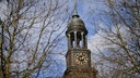 Kirchturm der St. Michaelis Kirche in Hamburg.