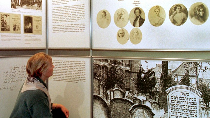 Dokumente über das Leben und Wirken von Moses Mendelssohn betrachtet eine Frau am Montag im Moses-Mendelssohn-Zentrum, Aufnahme aus dem Eröffnungsjahr 1998.
