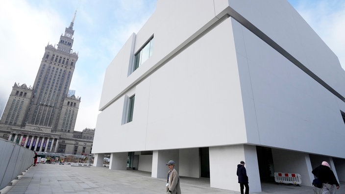 Blick auf das Museum für Moderne Kunst in Warschau, links dahinter der Palast für Kultur und Wissenschaft.