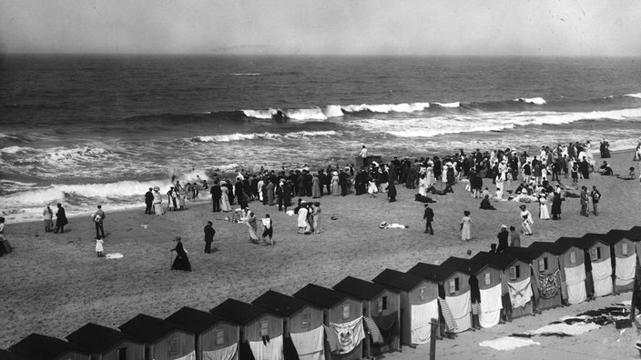 Badestrand in Westerland, Schwarz-Weiß-Aufnahme, Foto um 1900.