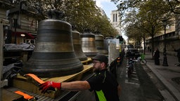 Die Glocken des Glockenturms der Kathedrale Notre-Dame de Paris werden nach ihrer Restaurierung zur Kirche zurückgebracht.