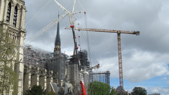 Der Abbau des Baugerüsts an der Pariser Kathedrale Notre-Dame schreitet fünf Jahre nach dem Großbrand voran.