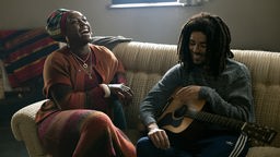 Szene aus dem Bob-Marley-Film "One Love", Lashana Lynch als Rita Marley, Kingsley Ben Adir als Bob Marley.