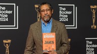 Der Schriftsteller Percival Everett posiert mit seinem Buch "James" beim Booker Prize 2024 Award.