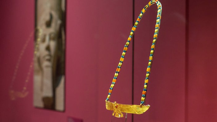Antike ägyptische Perlenhalskette aus Gold, ausgestellt bei "PharaonenGold".
